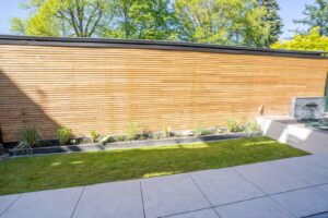 Pflegeleichter Garten mit Terrasse
